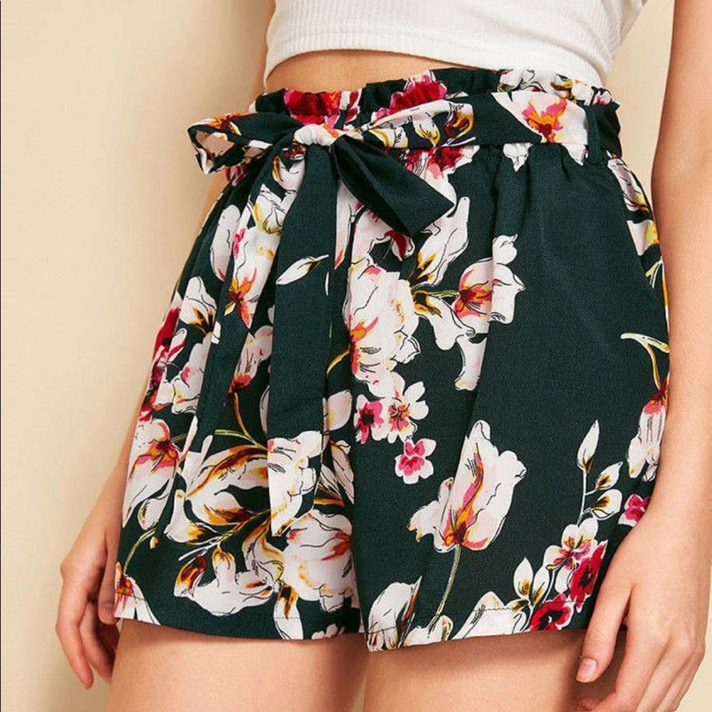 2/$15 ❤️ Self-tie floral print shorts
